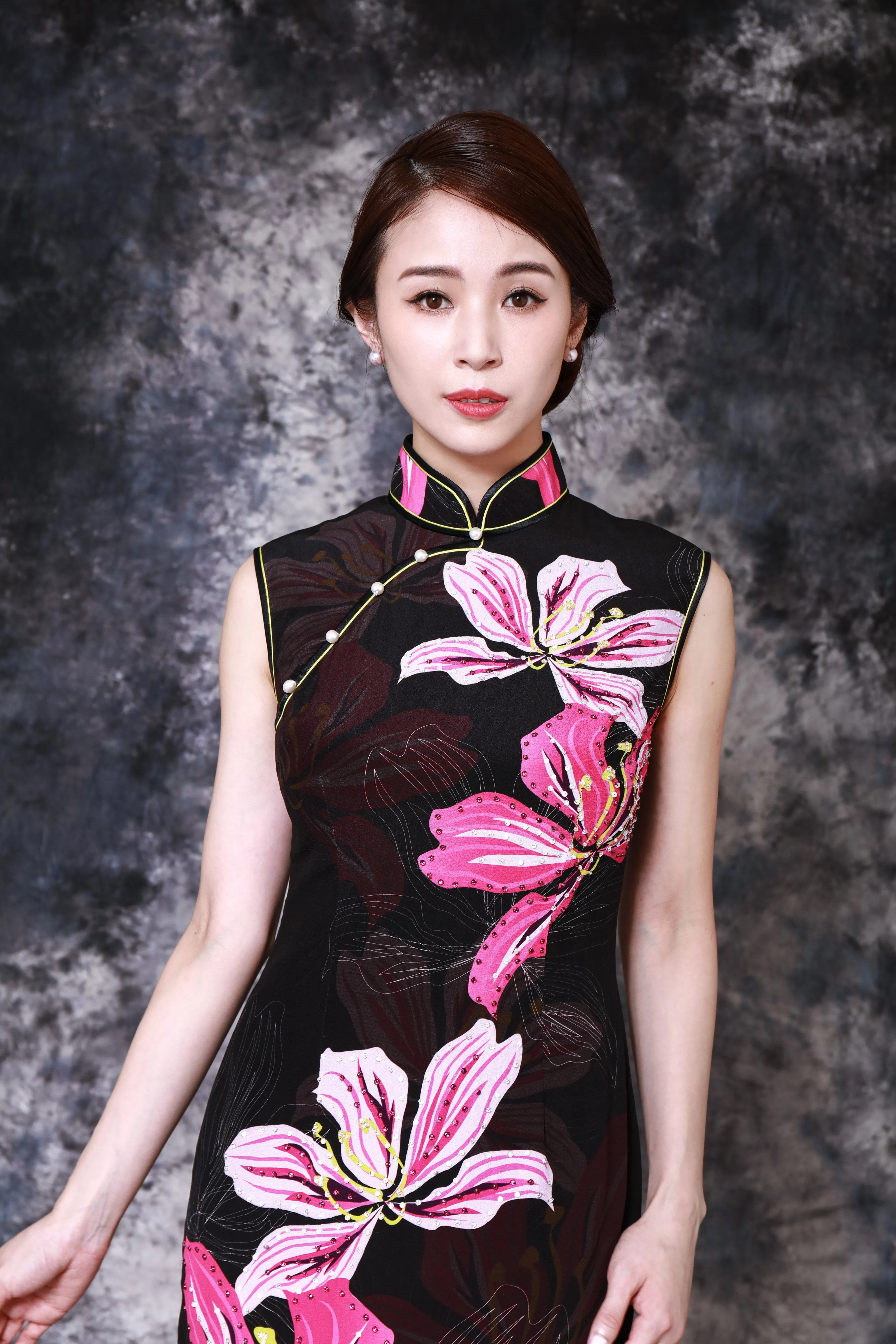 【BAUHINIA】100% Silk Crystal Cheongsam (Sleeveless)