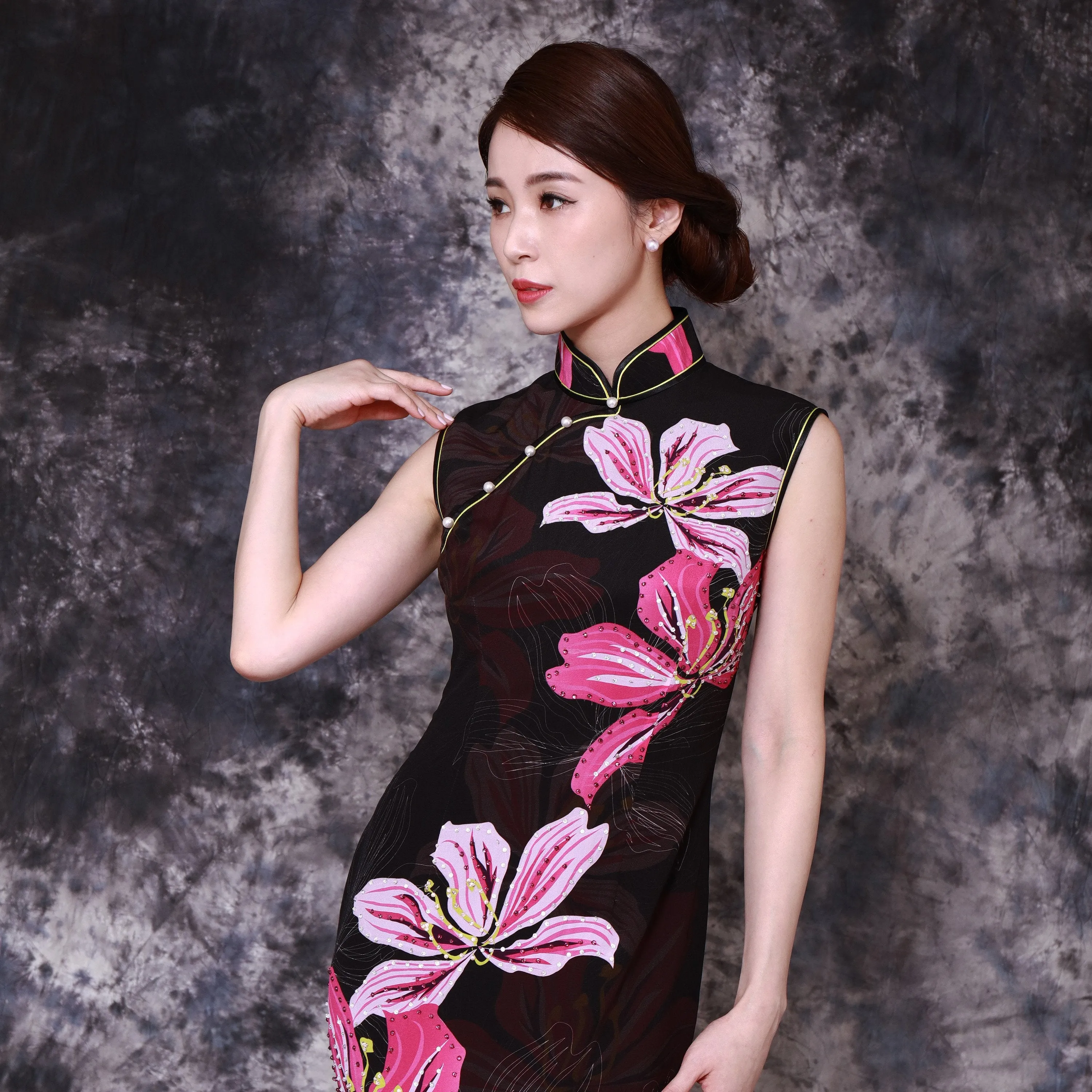 【BAUHINIA】100% Silk Crystal Cheongsam (Sleeveless)