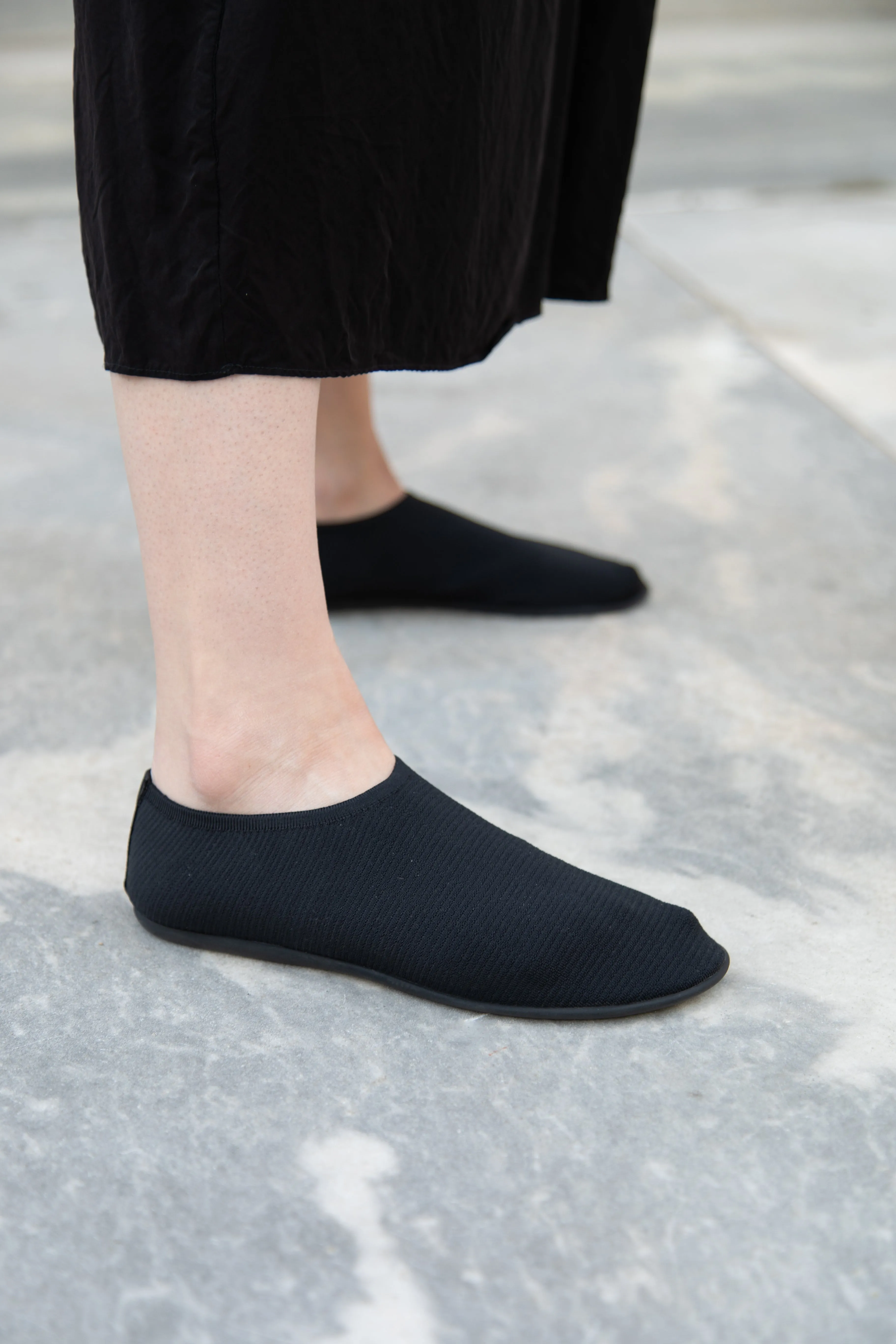 Softromaine | Flat in Black