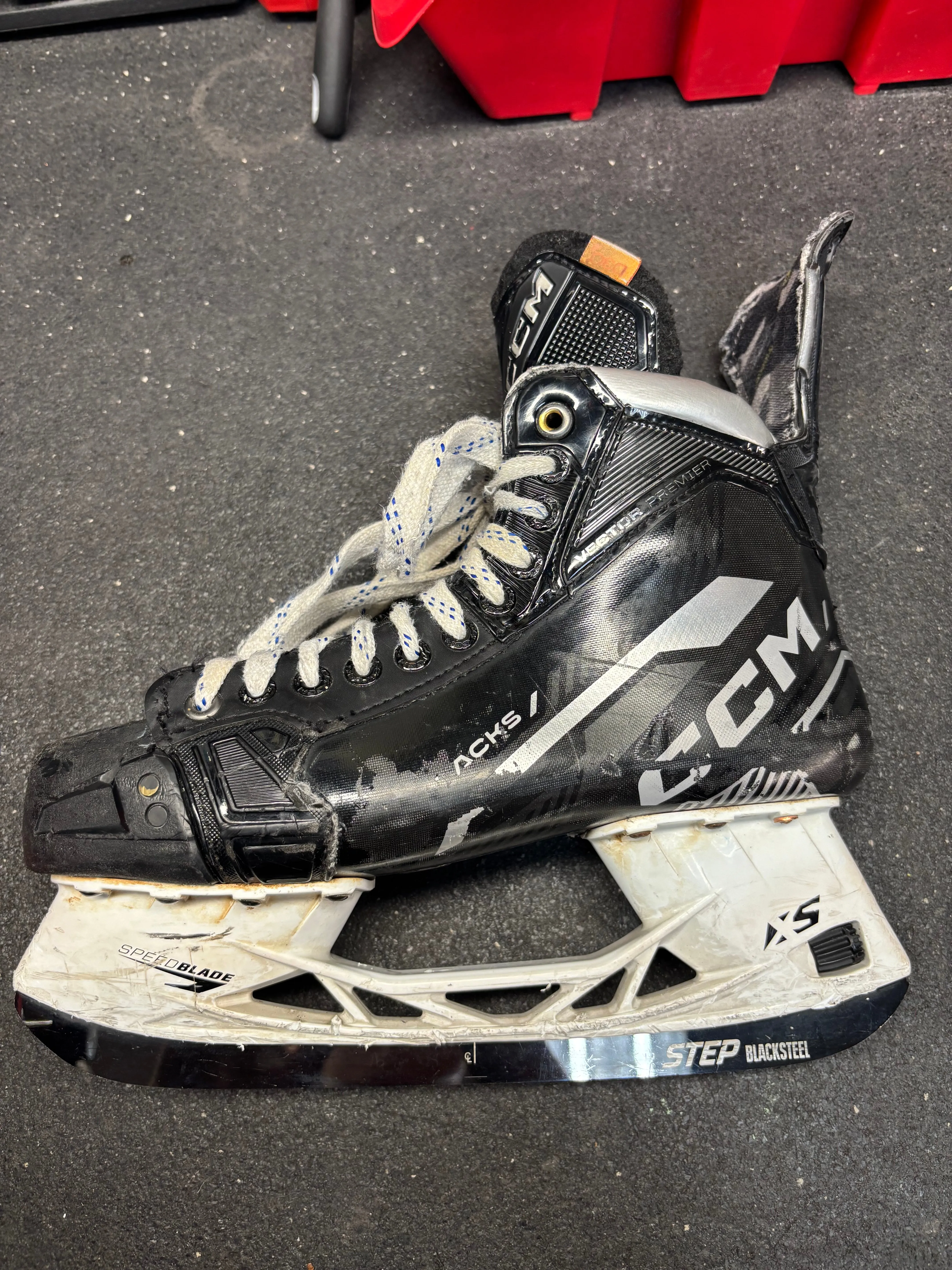 Used CCM Tacks Vector Premier Size 9 Hockey Skates