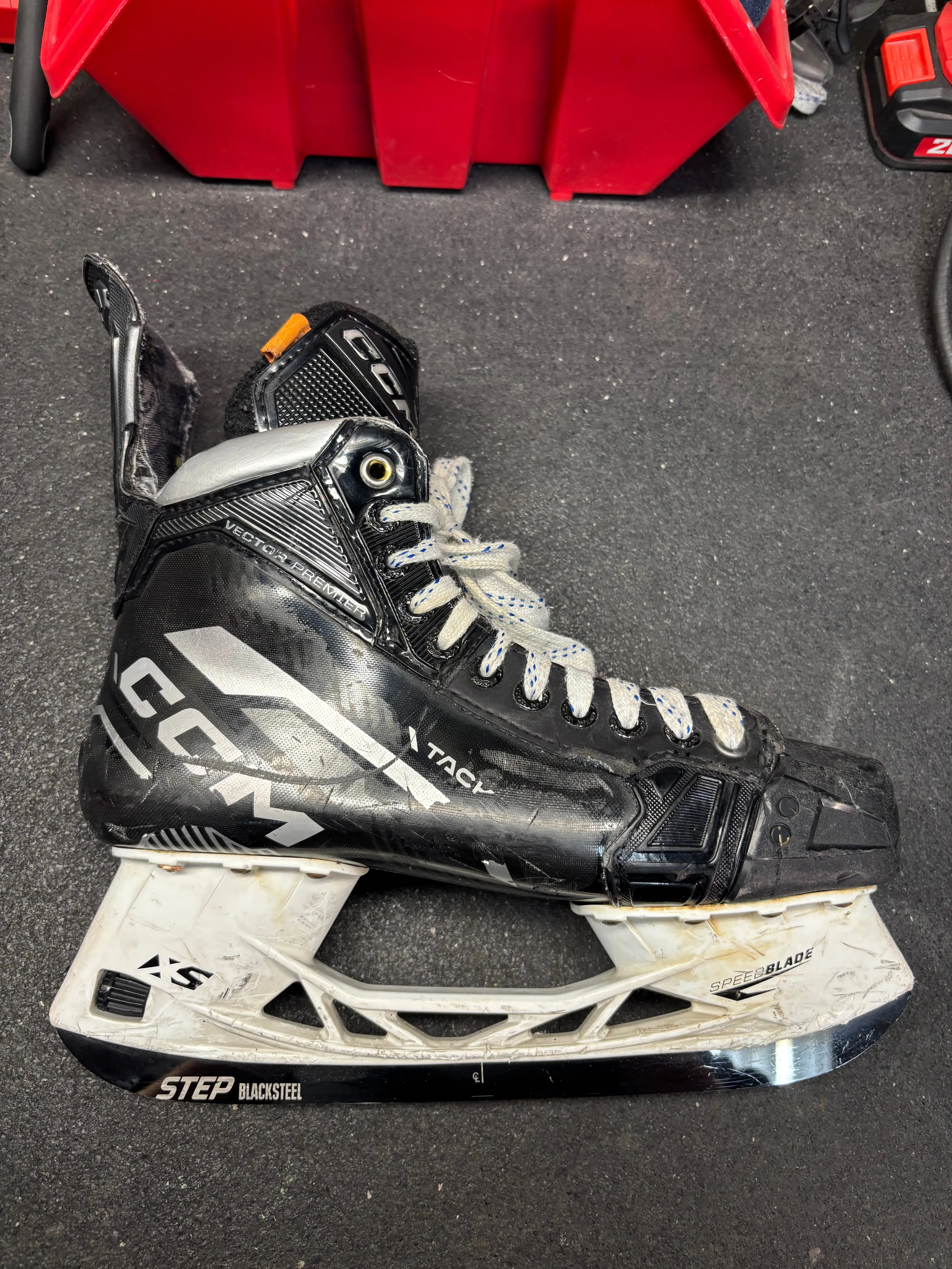 Used CCM Tacks Vector Premier Size 9 Hockey Skates