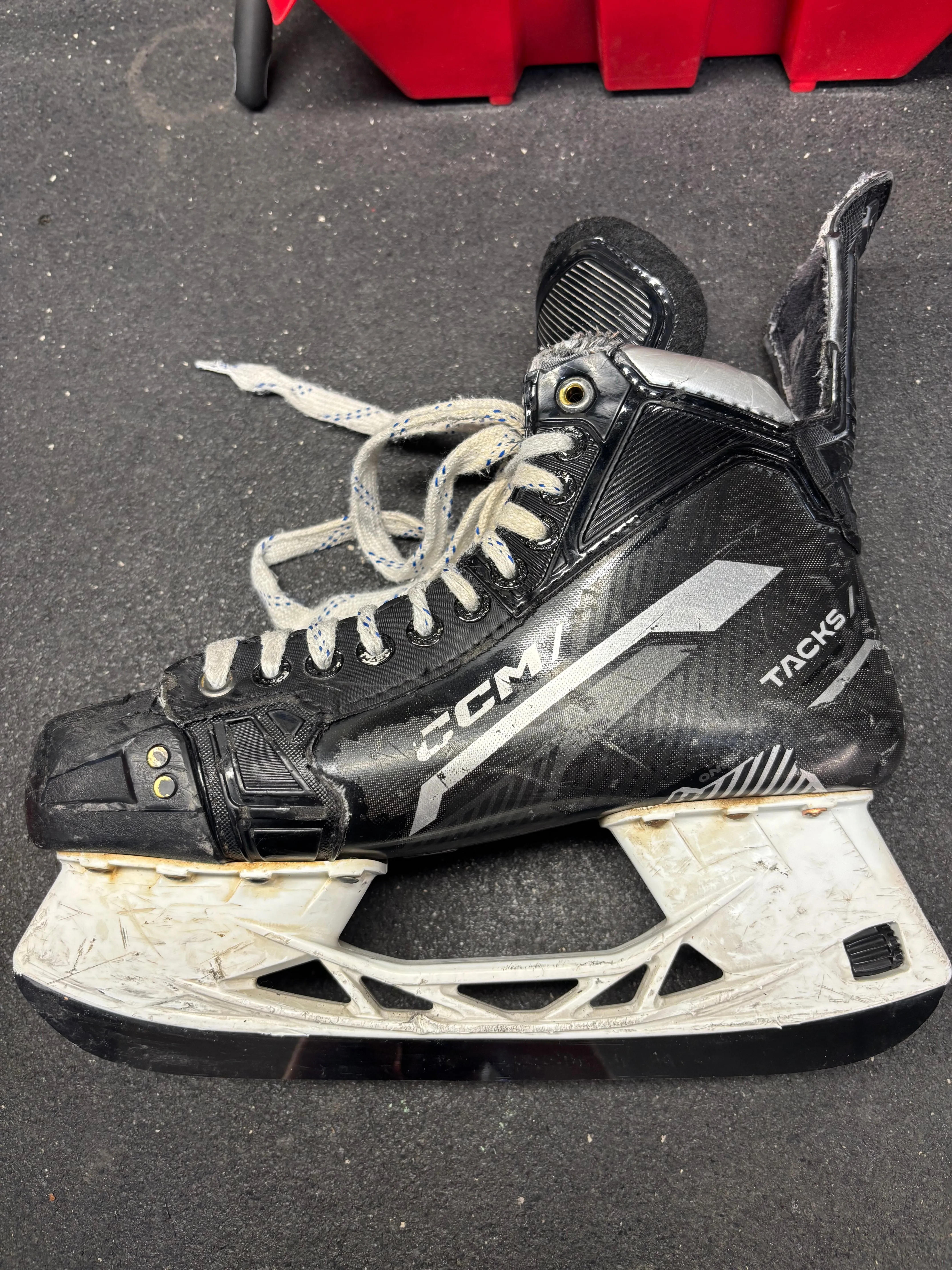 Used CCM Tacks Vector Premier Size 9 Hockey Skates