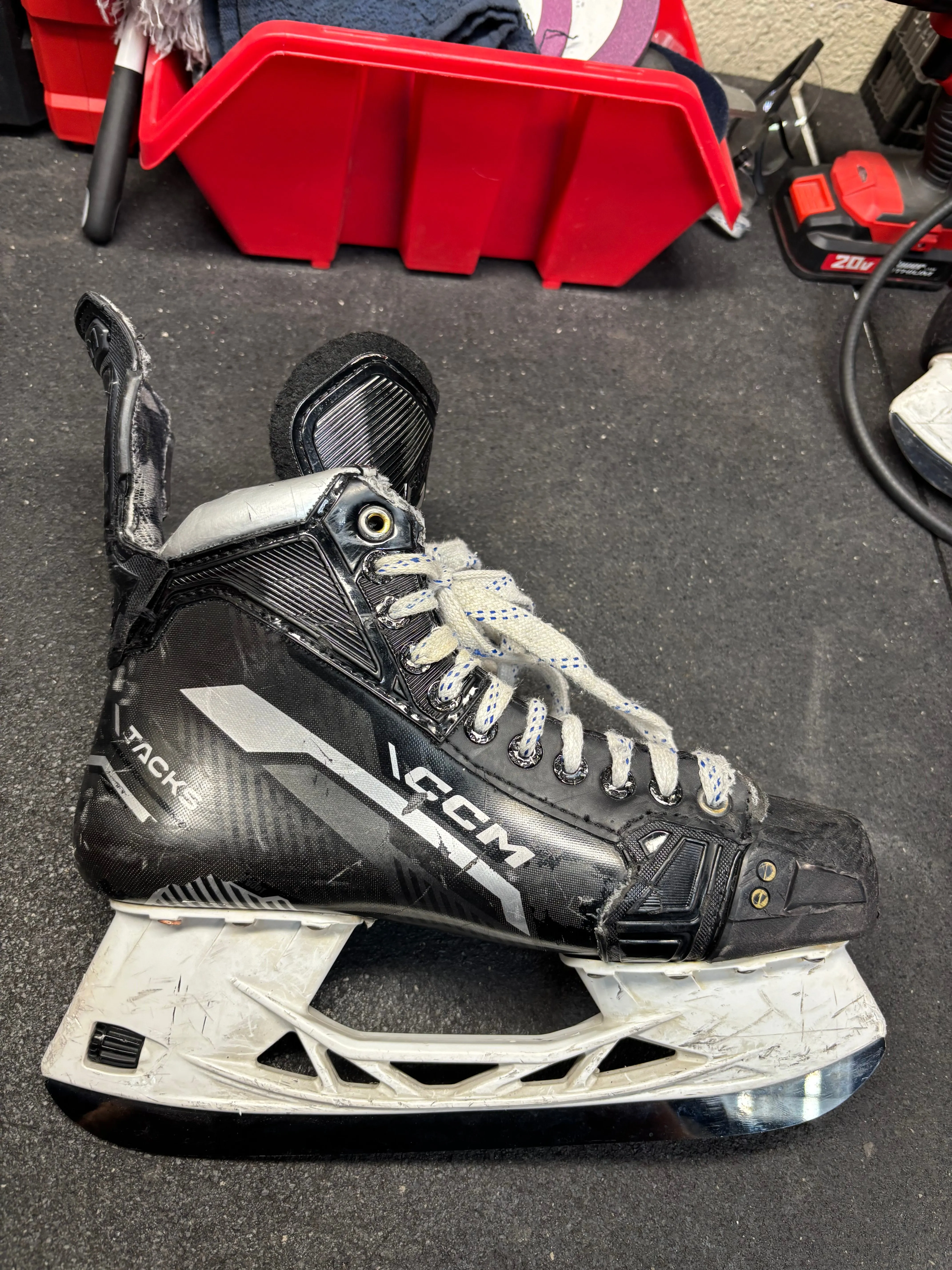 Used CCM Tacks Vector Premier Size 9 Hockey Skates